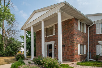 Colonial Apartments in Monona, WI - Foto de edificio - Building Photo