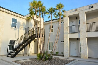 San Carlos Apartments in Laredo, TX - Building Photo - Building Photo