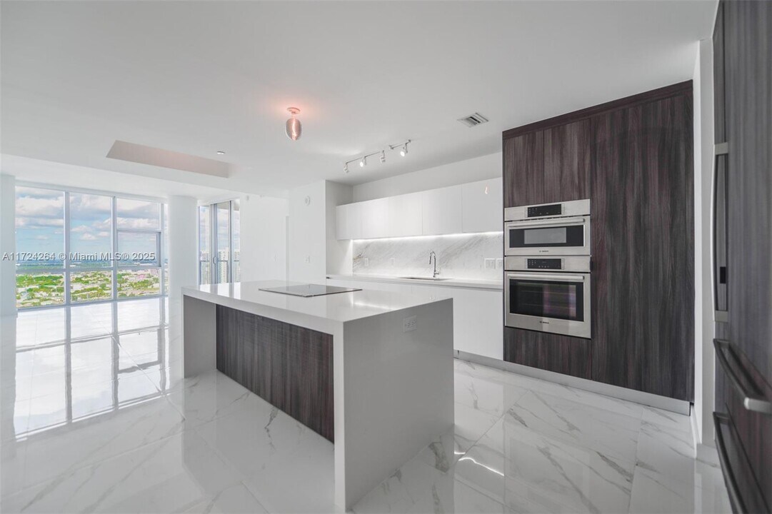 851 NE 1st Ave, Unit 2801 in Miami, FL - Foto de edificio