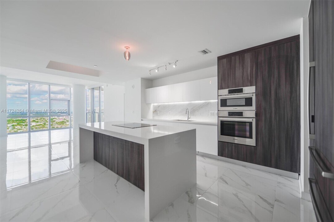 851 NE 1st Ave, Unit 2801 in Miami, FL - Building Photo