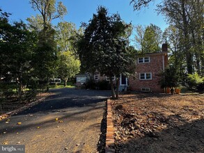 6437 Walters Woods Dr in Falls Church, VA - Foto de edificio - Building Photo