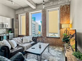 555 Evergreen St in Dallas, TX - Building Photo