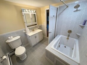 12 Fieldstone Dr in Newtown, CT - Building Photo - Building Photo