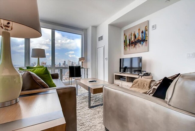 605 W 42nd St in New York, NY - Building Photo - Building Photo