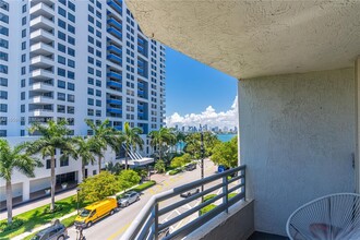 1401 Bay Rd, Unit 504 in Miami Beach, FL - Foto de edificio - Building Photo