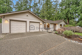 2315 209th Pl NE in Sammamish, WA - Foto de edificio - Building Photo