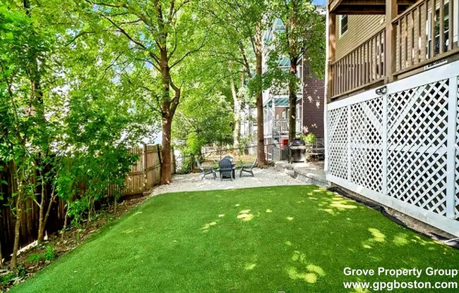 263 W 5th St, Unit 2 in Boston, MA - Foto de edificio - Building Photo