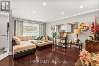 7824 Jeanne D'Arc Blvd N in Ottawa, ON - Building Photo - Building Photo