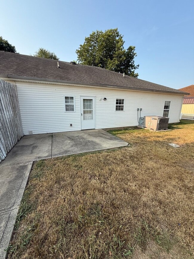 104 Cedar Tree Ln in Russellville, KY - Building Photo - Building Photo