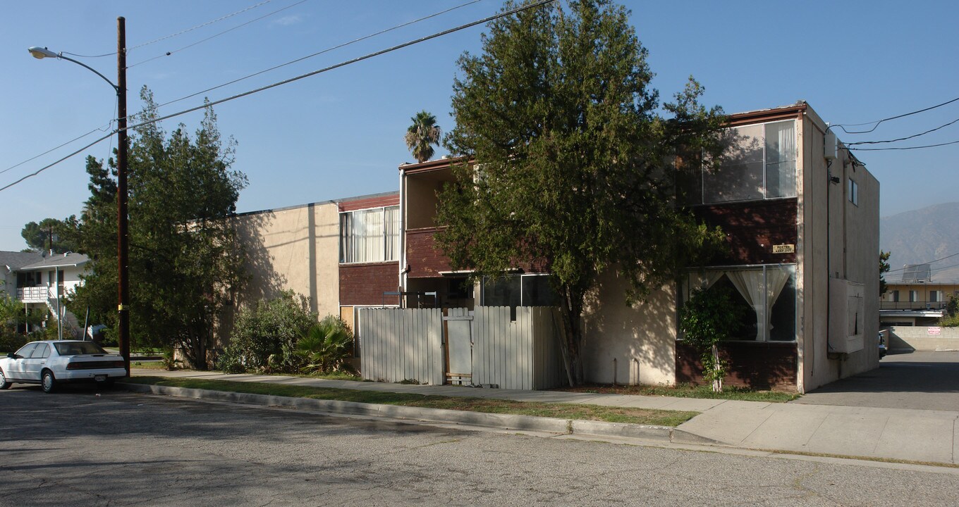 10404 Parr Ave in Sunland, CA - Foto de edificio