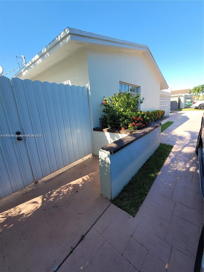 12305 SW 42nd St in Miami, FL - Building Photo - Building Photo