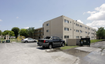 Glorieta Gardens Apartments in Opa Locka, FL - Building Photo - Building Photo