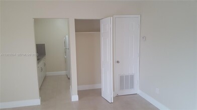 2889 NW 197th Terrace in Miami Gardens, FL - Foto de edificio - Building Photo