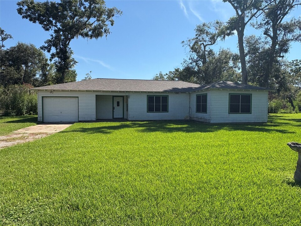 3922 County Rd 704 in Brazoria, TX - Building Photo