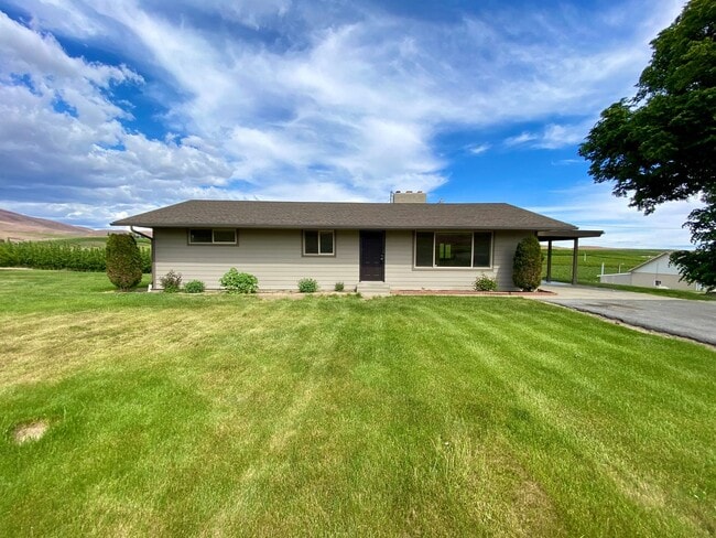 2771 Konnowac Pass Rd in Wapato, WA - Building Photo - Building Photo