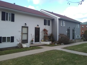 MacArthur Terrace in Chicopee, MA - Foto de edificio - Building Photo