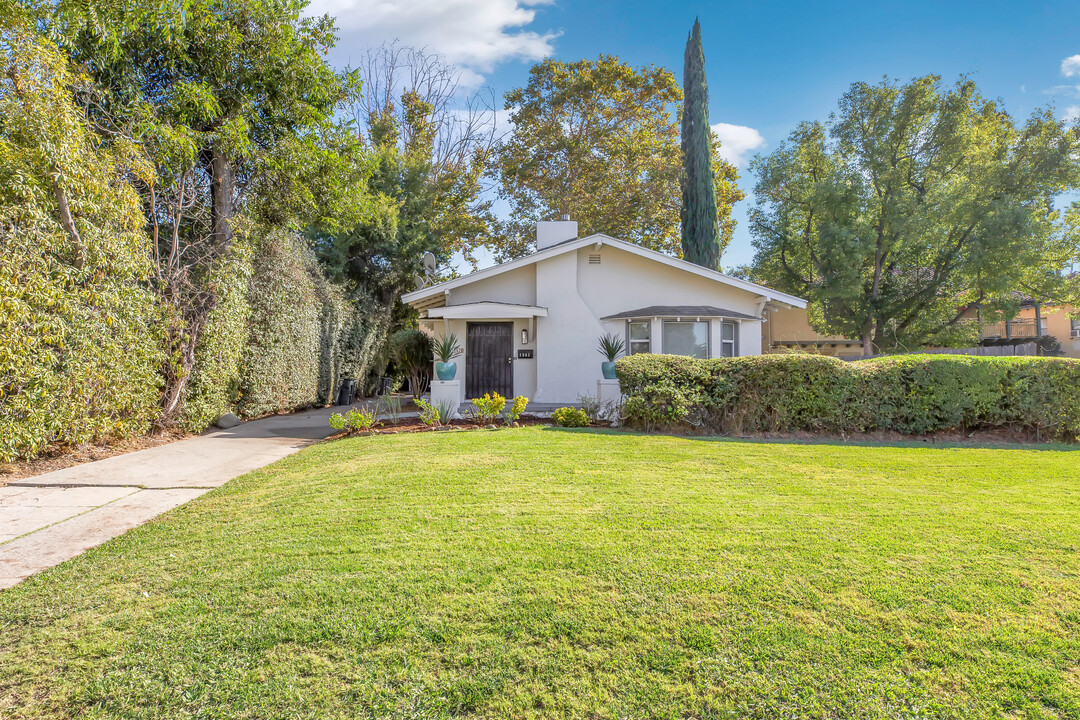 1562 N Lake Ave in Pasadena, CA - Building Photo