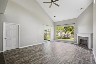 1546 Marina Dr in Slidell, LA - Foto de edificio - Building Photo