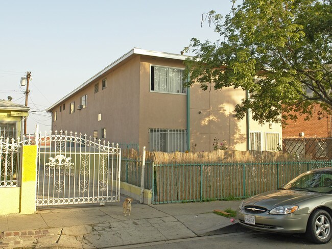 1116 N Beachwood Dr in Los Angeles, CA - Foto de edificio - Building Photo