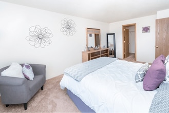 Fenton Estates Apartments in Fenton, MI - Building Photo - Building Photo