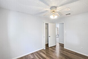 2719 Meadow Ln in La Marque, TX - Building Photo