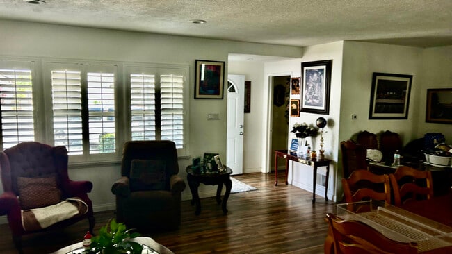 11619 Wilkie Ave in Hawthorne, CA - Foto de edificio - Building Photo