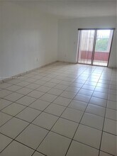 120 Royal Palm Rd, Unit 301 in Hialeah, FL - Foto de edificio - Building Photo