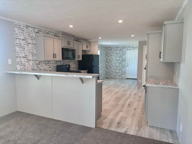 17060 Canterbury Cir in Holly, MI - Foto de edificio - Building Photo