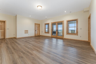 13 Johnston Dr, Unit 13 B Johnston Drive in Bloomsbury, NJ - Foto de edificio - Building Photo
