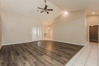 910 Clearcreek Dr in Tampa, FL - Building Photo - Building Photo