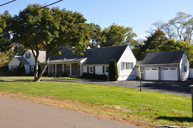 53 Stonehedge Dr S in Greenwich, CT - Building Photo - Building Photo