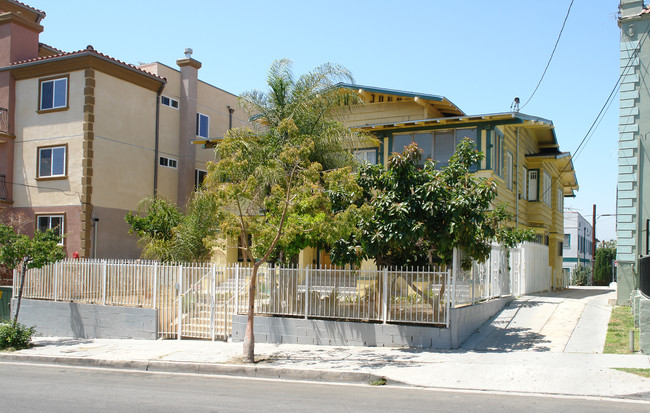 2803 Francis Ave in Los Angeles, CA - Foto de edificio - Building Photo
