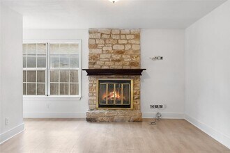 1010 Bird Creek Dr in Austin, TX - Building Photo - Building Photo