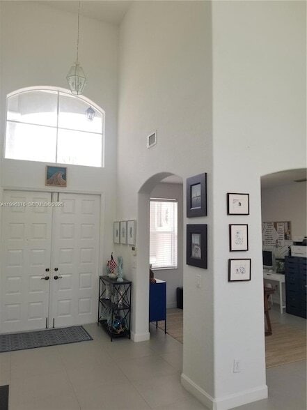 4719 NW 96th Pl in Doral, FL - Foto de edificio - Building Photo