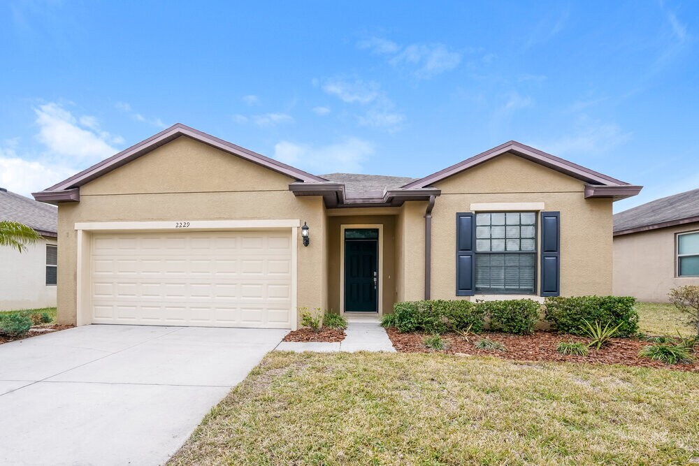 2229 Landside Dr in Valrico, FL - Building Photo