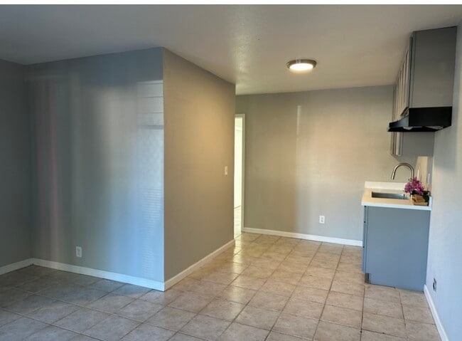 1233 E Weber Ave in Stockton, CA - Foto de edificio - Interior Photo