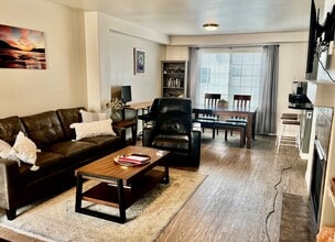 6903 Gold Kings Ave, Unit A in Anchorage, AK - Foto de edificio - Building Photo