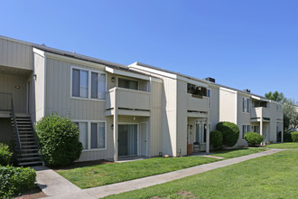 Foxwood Apartments in Porterville, CA - Building Photo - Building Photo