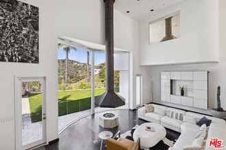 2029 Mt Olympus Dr in Los Angeles, CA - Building Photo - Building Photo