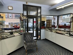 31-32 Ditmars Blvd in Astoria, NY - Building Photo - Interior Photo