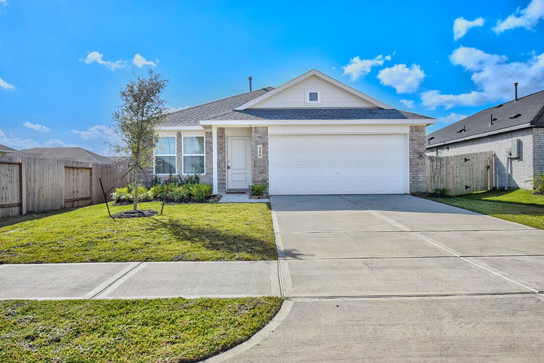 410 Emma St in Angleton, TX - Building Photo