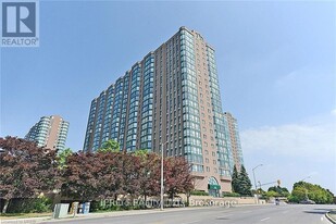 135 Hillcrest Ave in Mississauga, ON - Building Photo