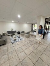 900 NE 195th St in Miami, FL - Building Photo - Building Photo