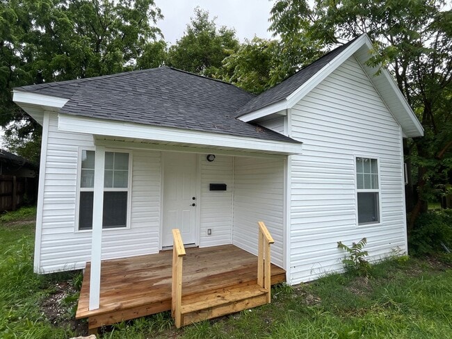 property at 839 N Kansas Expy