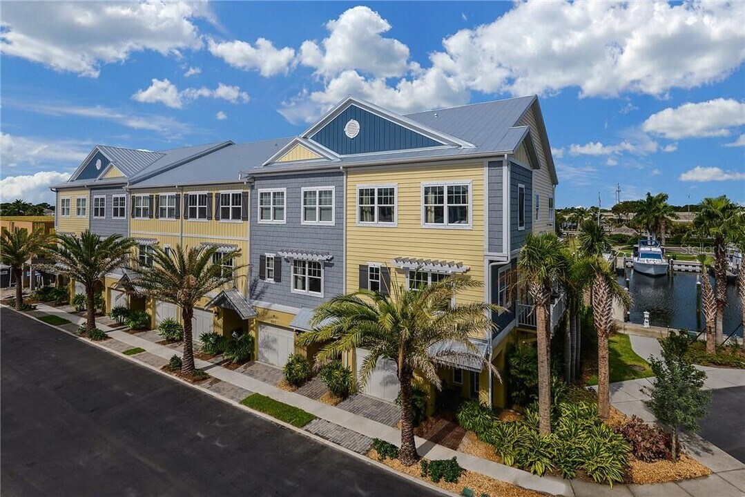 3228 Moorings Dr S in St. Petersburg, FL - Building Photo