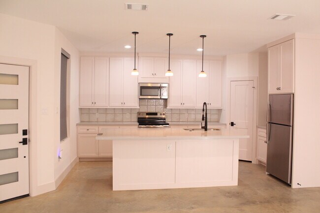 12204 Hairston Cir, Unit A in Willis, TX - Foto de edificio - Building Photo