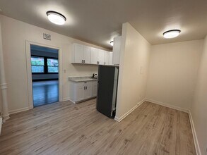 Redside - The Mulholland in Seattle, WA - Foto de edificio - Interior Photo