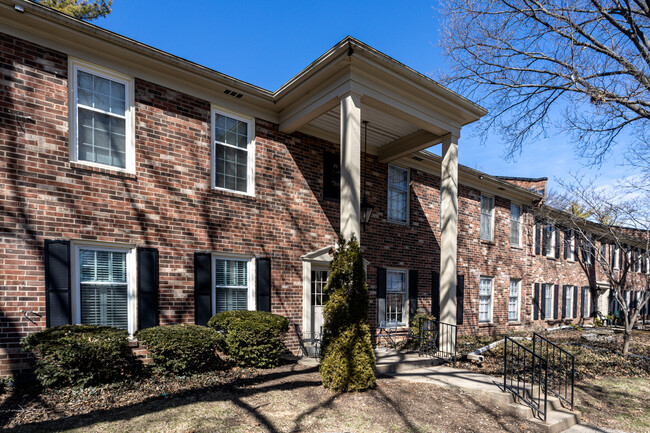 Stonehenge Condominium Apartments in Louisville, KY - Building Photo - Building Photo