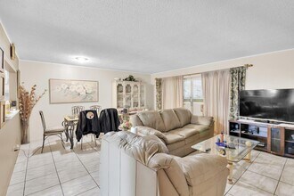 711 Lori Dr in Palm Springs, FL - Building Photo - Building Photo