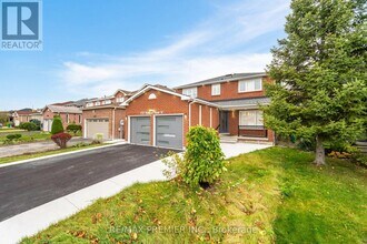 495 Fairview Rd W in Mississauga, ON - Building Photo - Building Photo